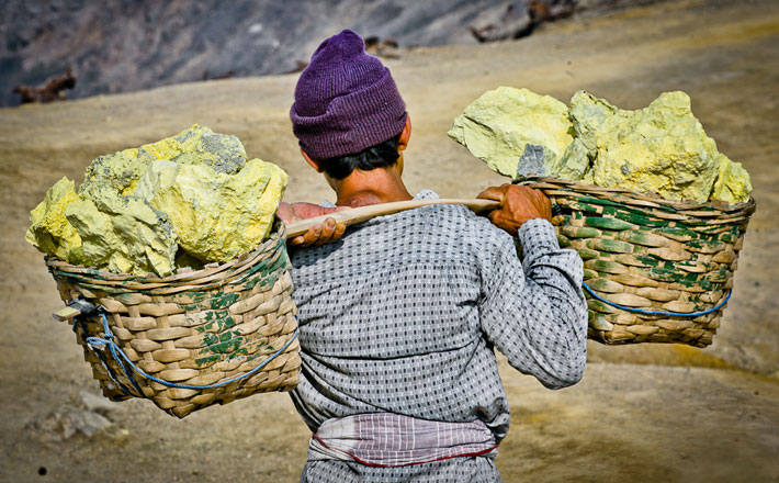 Miner carrying sulphur