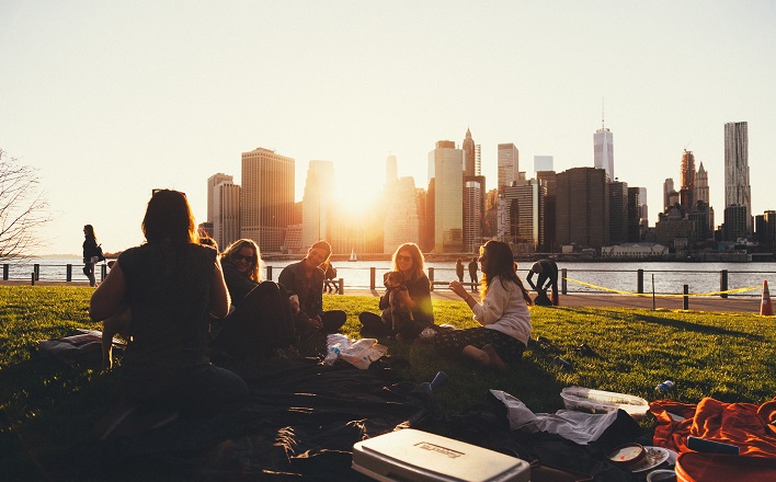 picnic friends in cityscape