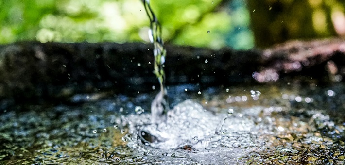 water splashing in a pool