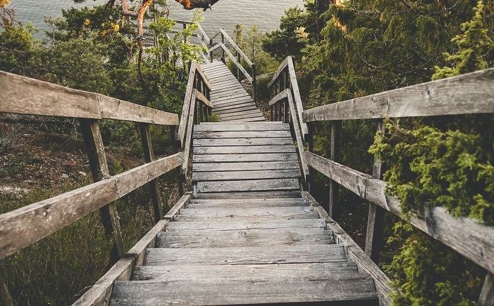 Steep steps down to lake - take a risk!