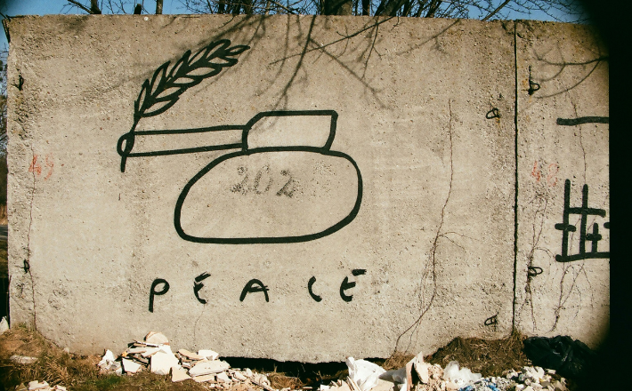 a cement sign with a picture of a vase and a wheat stalk on it
